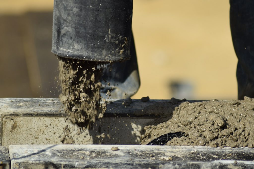 lanie betonu na budowie
