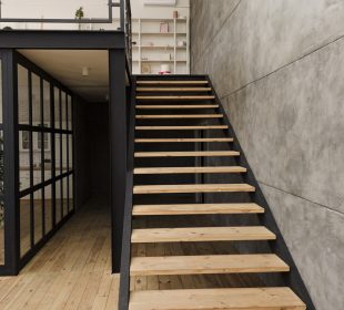 nowoczesne schody w loftowym wnętrzu