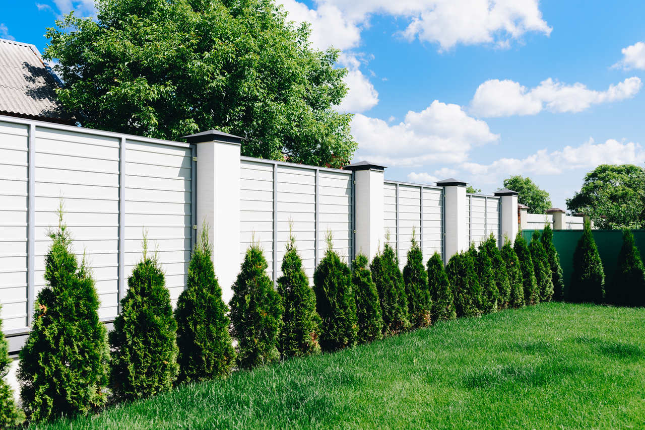 Take care of your safety – what kind of fence around your house should you choose?