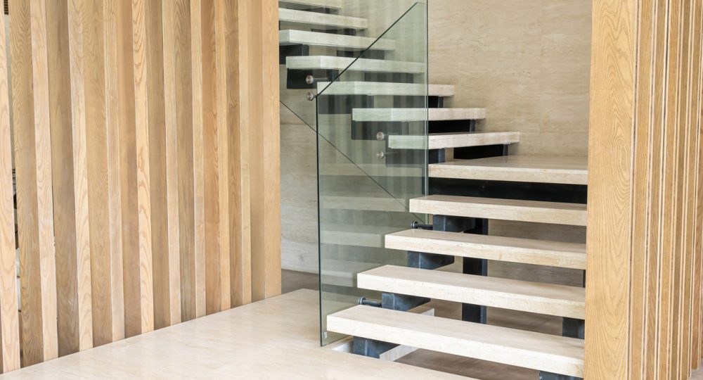 drewniane schody ze szklana balustradą