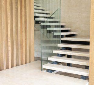 drewniane schody ze szklana balustradą