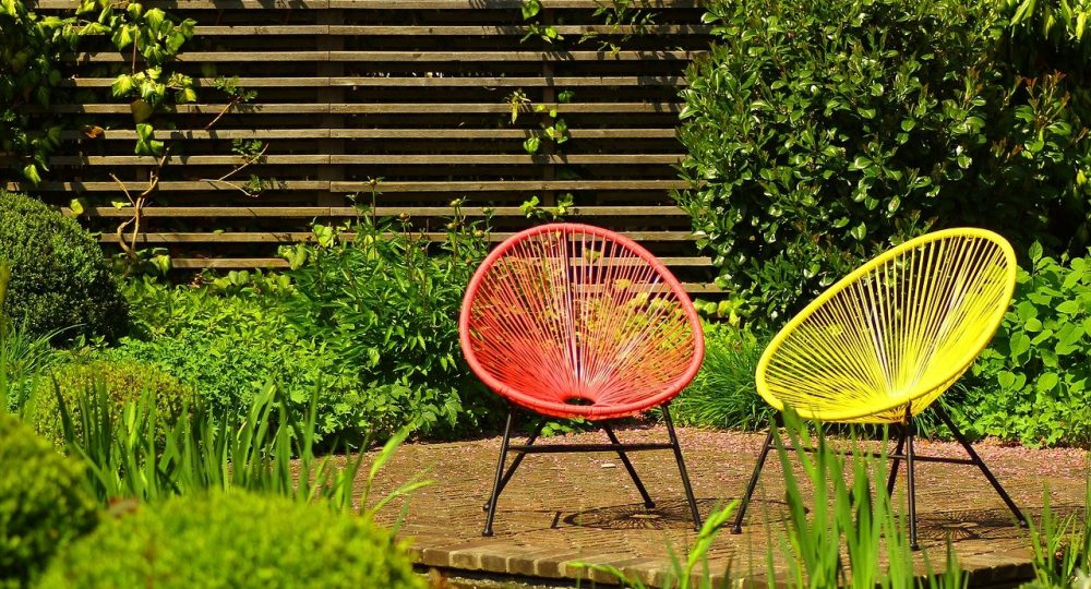 kolorowe krzesła ogrodowe