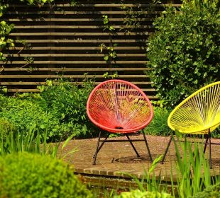 kolorowe krzesła ogrodowe