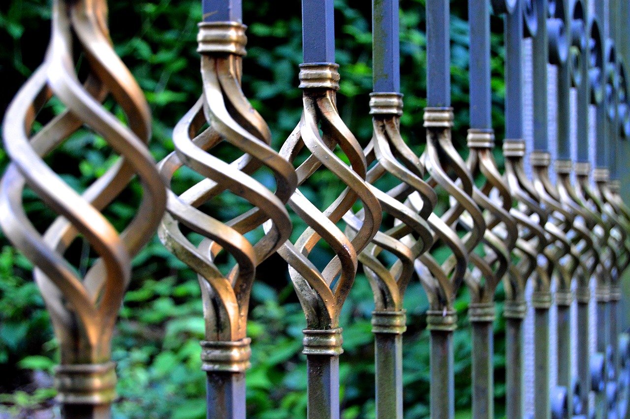 Solid, openwork or wooden? We choose the best fence