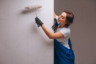 kobieta maluję ścianę