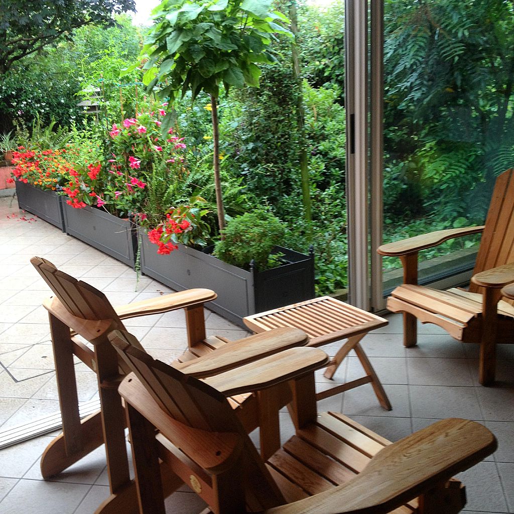 drewniane krzesła ogrodowe