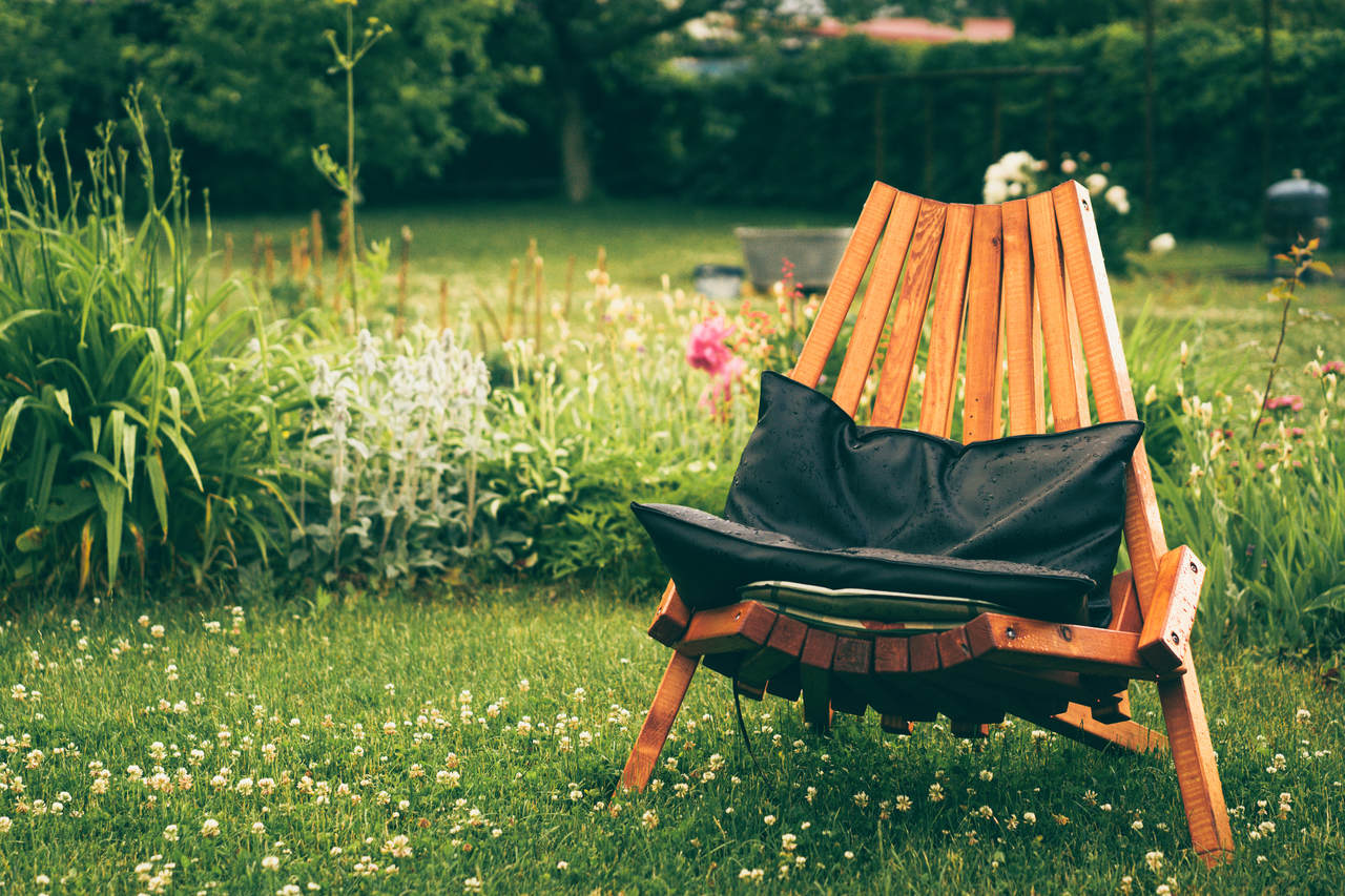 Plastic or wooden? We choose garden chairs