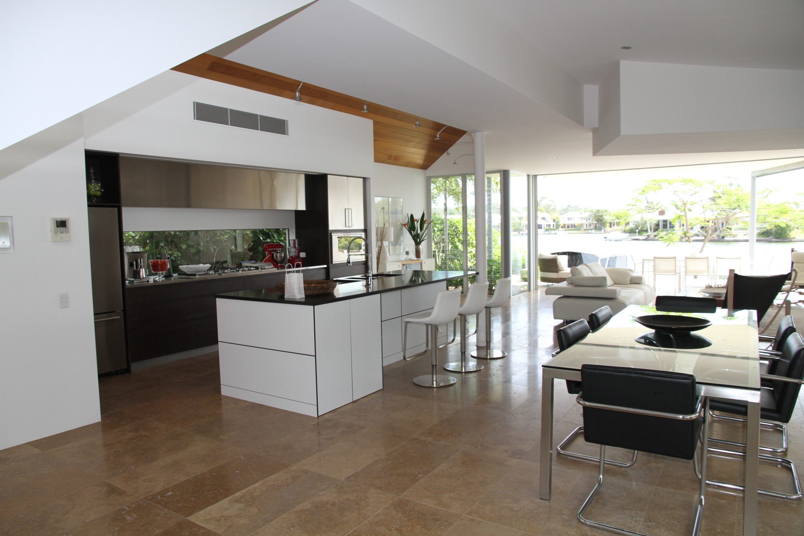 Functional kitchen solutions with an island